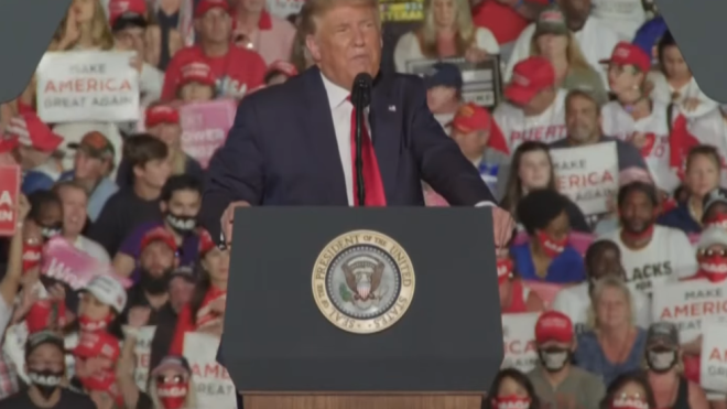 «Поцелую ребят, прекрасных женщин и вообще всех». Дональд Трамп оправился от коронавируса и пришел на митинг без маски