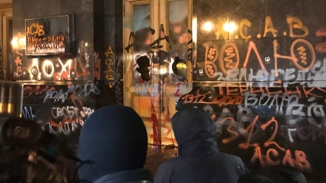 «Засуджуємо вандалізм та наругу над державними символами»: Кабмін випустив спеціальну заяву через протести біля ОП