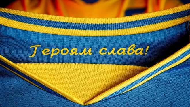УЄФА зобовʼязала Україну змінити форму збірної і прибрати слоган «Героям слава»