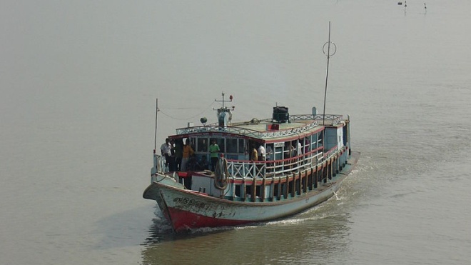 В Бангладеш катер столкнулся с баржей и затонул. Погибли по меньшей мере 26 человек