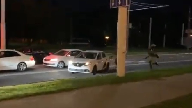У Мінську таксист миттєво зреагував на погоню ОМОНу за протестувальником і допоміг йому втекти. Відео з ним стало віральним