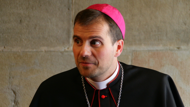 Наймолодший єпископ Іспанії відрікся від сану заради стосунків із авторкою сатанинських романів
