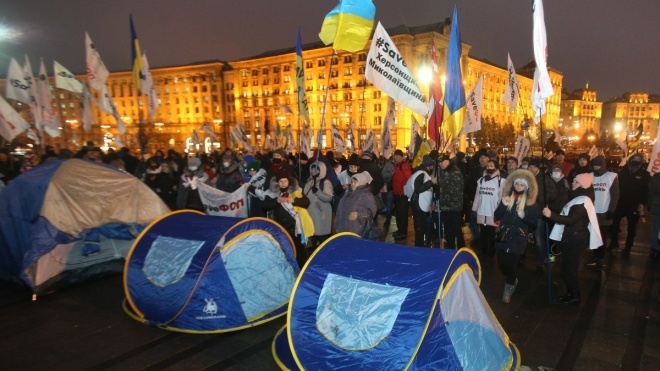 На Майдані відбулися нові сутички протестувальників з поліцією. Правоохоронці відступили