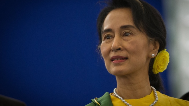 Свергнутая глава правительства Мьянмы впервые предстала перед судом. Она более трех месяцев находится под домашним арестом