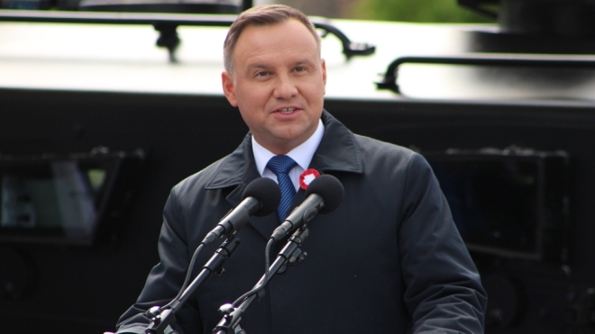 Польского писателя обвинили в оскорблении президента. Он написал в Facebook, что Дуда — «дебил»