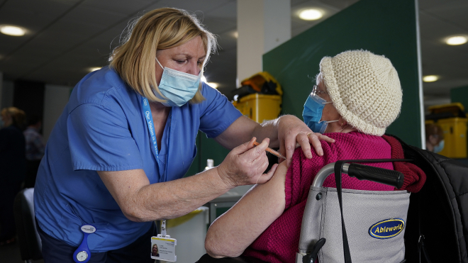 Служба здоровʼя Британії: Одна доза вакцини від коронавірусу зменшує ризики передачі вірусу вдома на 49%