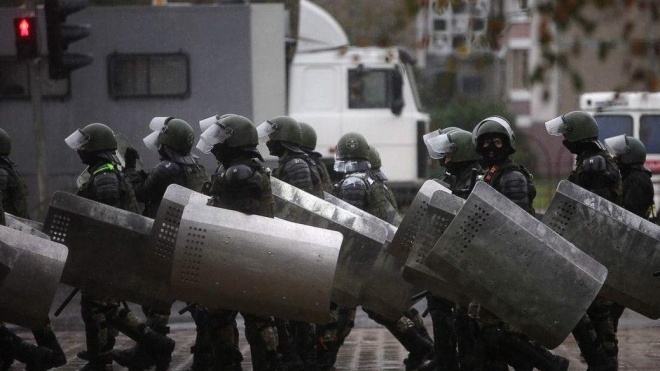 «Йде війна». Глава МВС Білорусі пояснив готовність застосовувати бойову зброю проти протестувальників