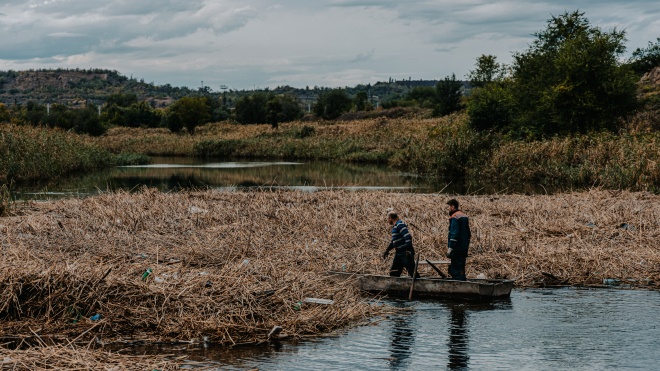 ”Why donʼt we bomb Rostov?” The Russians fired rockets at the dam on Ingulets river, and a flood began in the city. How Kryvyi Rih residents caught pikes on the road and struggled due to the dam collapse — a report