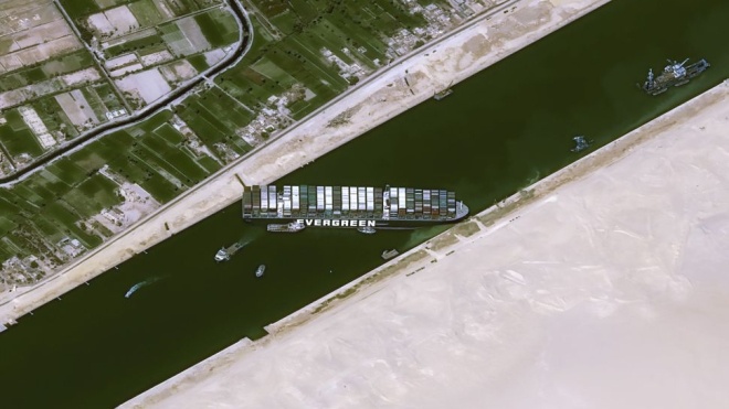 «Антонов» предложил помощь компаниям, которые не могут доставить грузы через Суэцкий канал. Очередная попытка сдвинуть судно провалилась