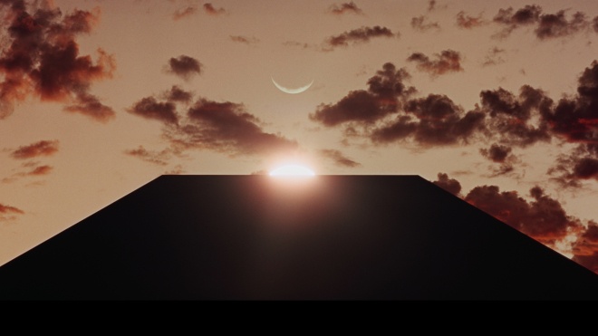 В американской пустыне нашли загадочный монолит. Чиновники говорят, что устанавливать такое — незаконно, даже для инопланетян