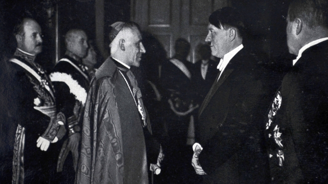 Ukrainians donʼt like that the Vatican wants to reconcile them with the Russians and does not call Putin a criminal. We explain why this is not surprising, on the example of the Holocaust and Hitler — in archival photos