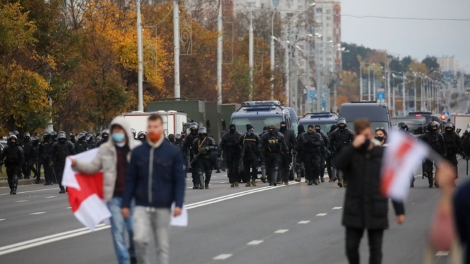 В Минске начался «Марш против террора». В центр стянули спецтехнику, силовики стреляли в воздух, начались задержания