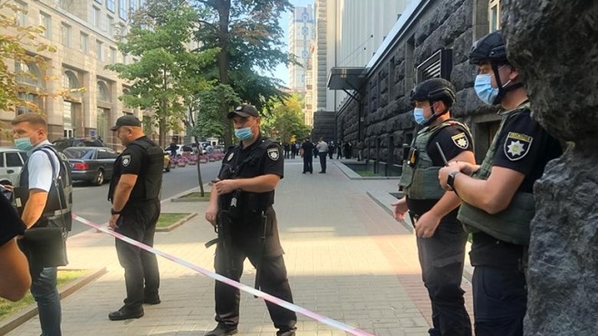 В Киеве мужчина с гранатой «захватил» Кабмин. На место происшествия прибыл спецназ