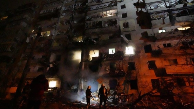 ДСНС: Пожежу у будинку у Києві, в який потрапили уламки російської ракети, загасили