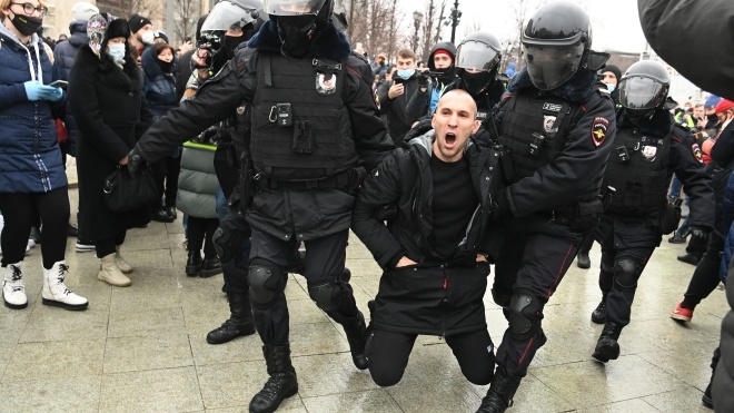 FT: На протестах в России граждане впервые в эпоху Путина прорывали кордоны силовиков и отбивали схваченных