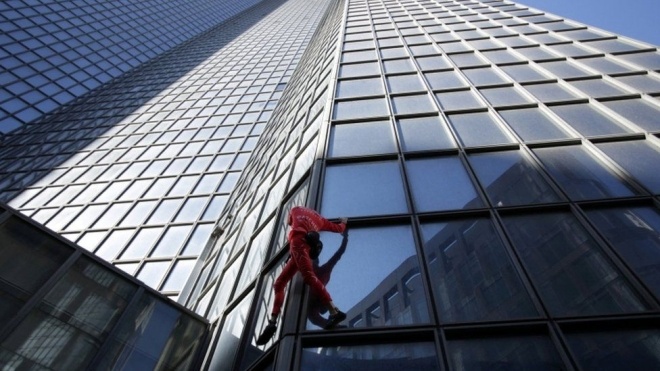 У Парижі 60-річний скелелаз виліз на 48 поверх без страховки з нагоди ювілею. Його заарештували