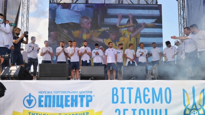 Збірна України повернулася до Києва, в аеропорту її зустріли близько тисячі уболівальників