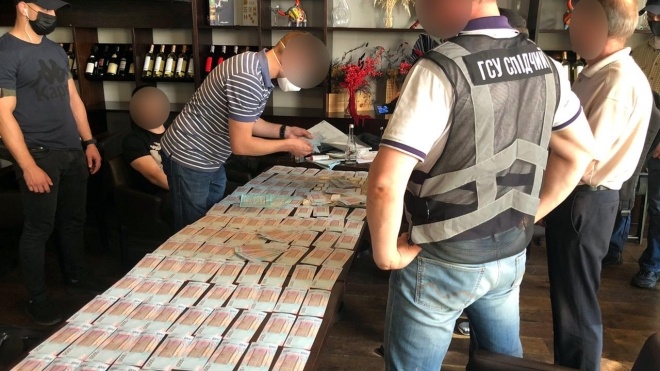 Полиция задержала советника директора одного из предприятий Госрезерва. Он помог украсть более тысячи тонн зерна