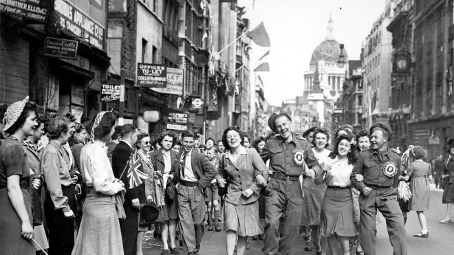 Під час Другої світової британці теж пережили бомбардування, нестачу їжі та пального. Сперечалися, хто більший патріот, але згуртувались і вистояли. Ось як це було — в архівних фото