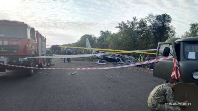 Авіакатастрофа під Чугуєвом: пошуки двох людей досі тривають. На місці почала роботу урядова комісія