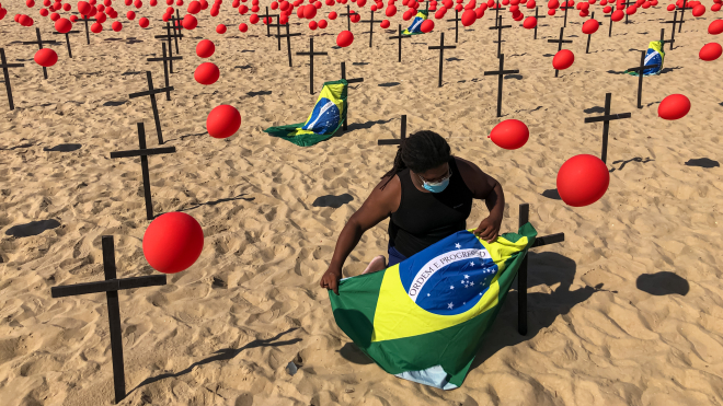 Смертність від коронавірусу в Бразилії — одна з найвищих у світі. При цьому президент країни Жаїр Болсонару виступає проти локдауну та масок, а епідеміологи чекають на нові штами вірусу. Що пішло не так?