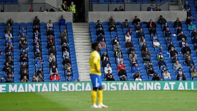 В Британии футбольным болельщикам разрешили вернуться на стадионы