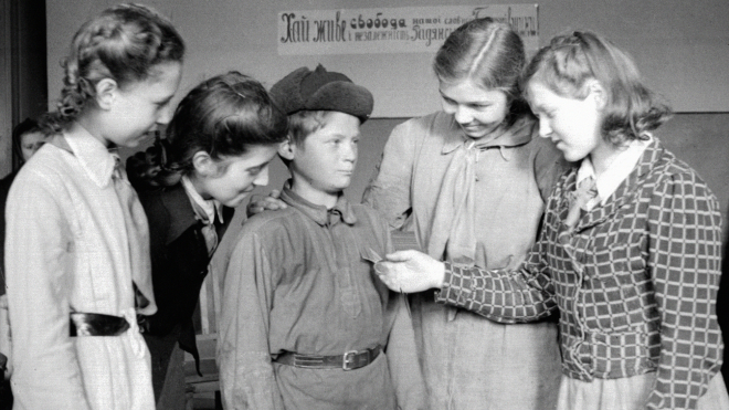 67 років тому в СРСР повернули спільне навчання хлопців і дівчат. Їх розділили з подачі Сталіна, але експеримент провалився. Як це було — в архівних фото з київських шкіл