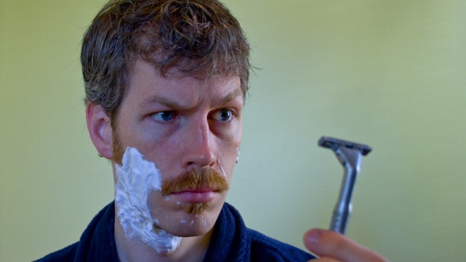 Во время пандемии мужчины стали меньше бриться. Из-за этого падают прибыли производителей бритв