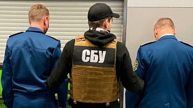 СБУ затримала на хабарництві митників в аеропорту «Бориспіль». З кожного рейсу вони брали від $2 до $4 тисяч