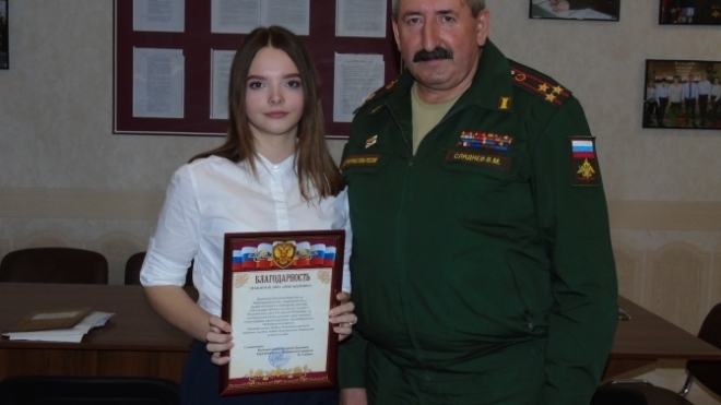 У Росії 17-річна школярка вирішила «поволонтерити» у військкоматі. Вона ходить по домівках і вручає призовникам повістки