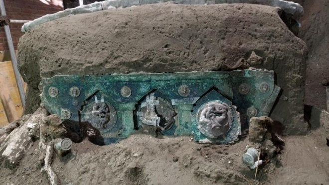Археологи знайшли в Помпеях вцілілу античну колісницю, яку могли використовувати для весільних обрядів