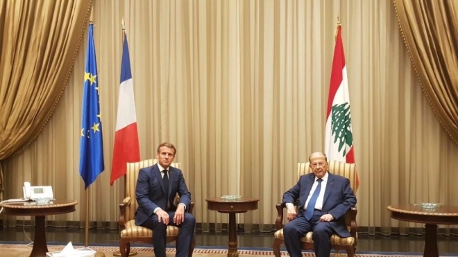 Взрыв в Бейруте: в полуразрушенный город прилетел президент Макрон