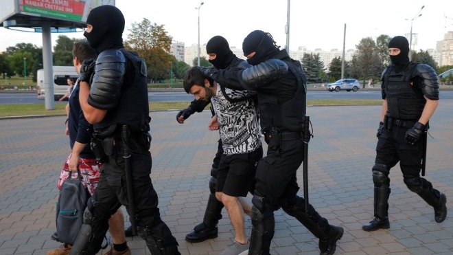 Протести у Білорусі: у Мінську міліція затримала кількох людей, у Гродні ОМОН застосував сльозогінний газ