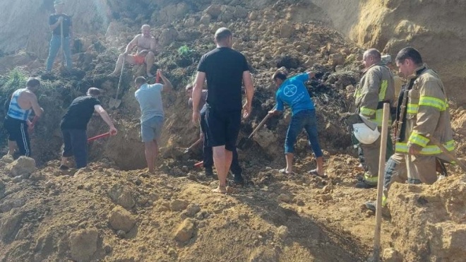 В Одеській області на березі моря стався зсув ґрунту. Під завалом шукають людей
