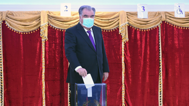 ЦВК Таджикистану визнала Емомалі Рахмона переможцем президентських виборів. Це вже його п’яте переобрання