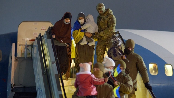 В Украину вернули двух женщин и их детей из лагеря беженцев в Сирии. Зеленский назвал их освобождение «одной из самых сложных задач»