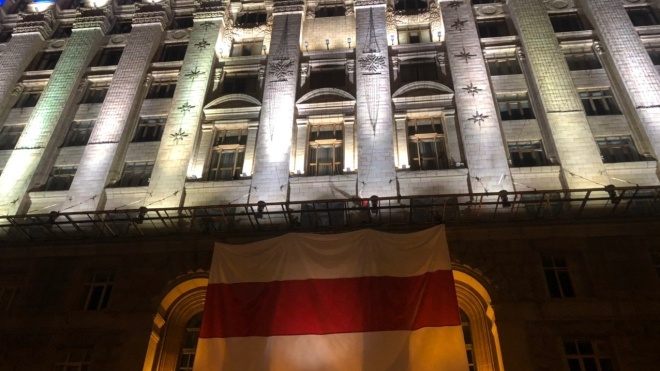На будівлі КМДА вивісили біло-червоний прапор на підтримку Білорусі