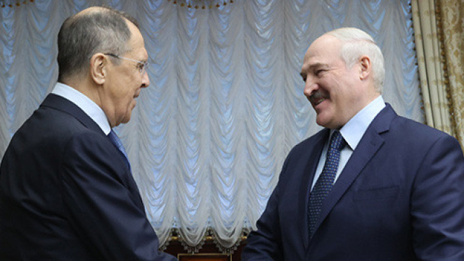 Лукашенко заявив Лаврову, що хоче зміцнити взаємини з Росією. Той передав йому «привіт» від Путіна