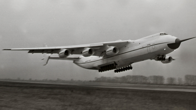 35 років тому Ан-225 «Мрія» вперше піднявся у небо і відтоді встановив понад 200 світових рекордів. Згадуємо історію найбільшого у світі літака — у 15 фото