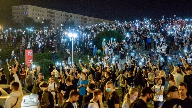 «Обращались как со свиньями». Очевидцы сняли в отделении милиции Минска лежащих на земле участников протестов