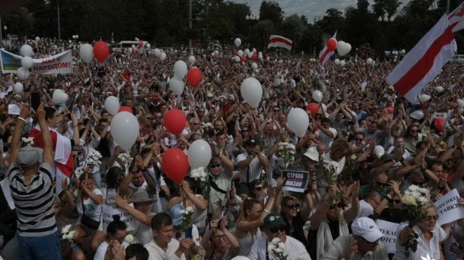 В нескольких городах Беларуси тысячи людей вышли на акции солидарности