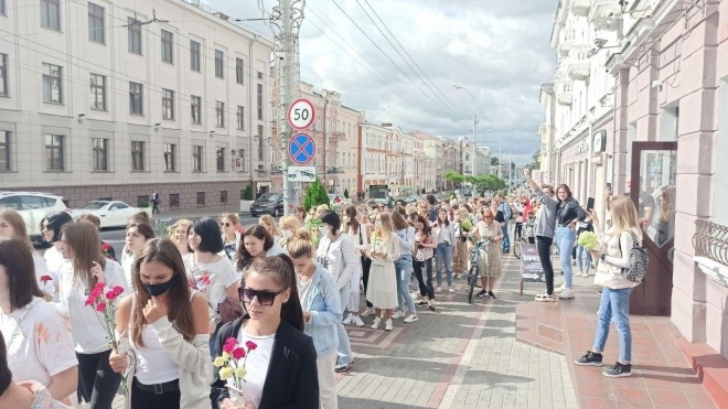 Жінки з квітами та ланцюги солідарності. У різних містах Білорусі розпочались нові акції протесту