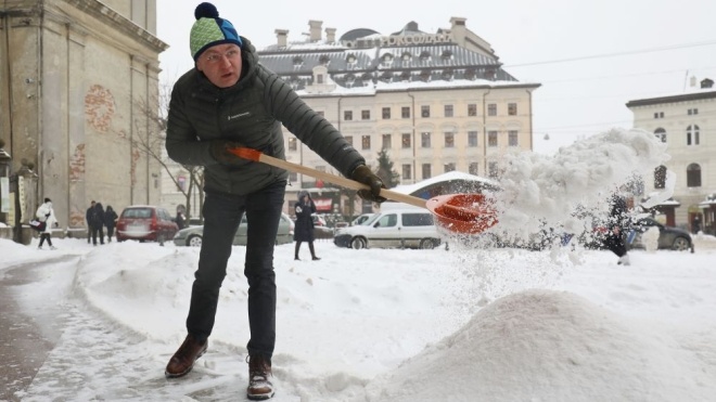 Во Львове выпало более 30 см снега. Мэр Садовый вышел с лопатой чистить улицы и назвал себя «виновным» в непогоде