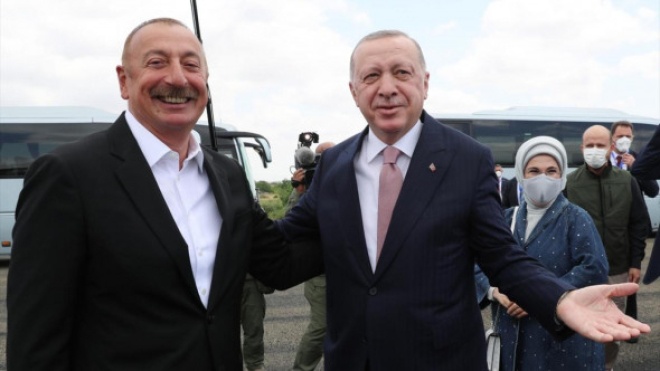 Президенты Турции и Азербайджана договорились о военном сотрудничестве. Документ подписали в Нагорном Карабахе