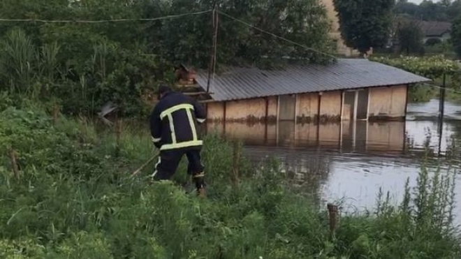 На Буковине из-за ливня подтоплены десятки жилых домов, повреждены дороги и мосты