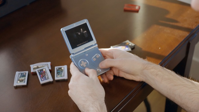 «Тенет» Крістофера Нолана можна подивитися на кишеньковій консолі Game Boy. Стрічка вміщується на пʼяти картриджах