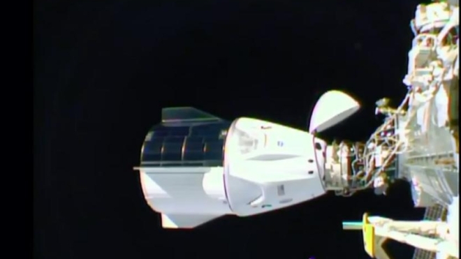 Корабль Crew Dragon компании SpaceX с четырьмя астронавтами успешно состыковался с МКС