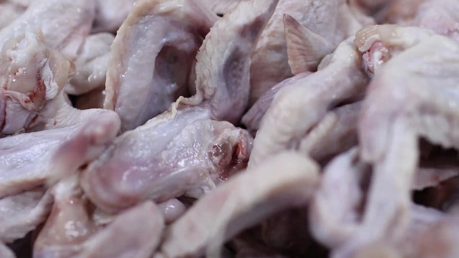 У Китаї заявили про виявлення коронавірусу в курячих крильцях з Бразилії