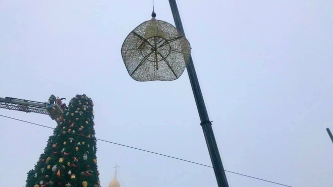 «Будем встречать праздники в мире». С главной елки страны в Киеве сняли «ведьмовскую» шляпу