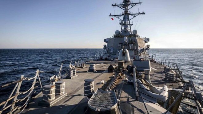 Россия заявила о вторжении американского боевого корабля в свои воды. США ответили, что это не российские воды